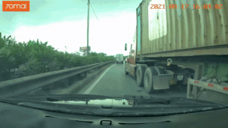 Ô tô con phanh dúi dụi tránh bị container chèn đầu trên quốc lộ 5