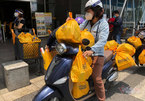 Người dân ở TP.HCM xếp hàng dài trước siêu thị chờ mua thực phẩm
