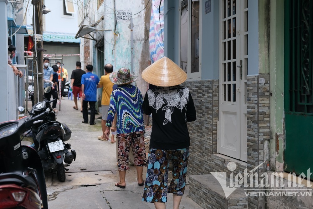 Nhiều người Sài Gòn ăn ngày 1-2 bữa mong vượt qua đại dịch