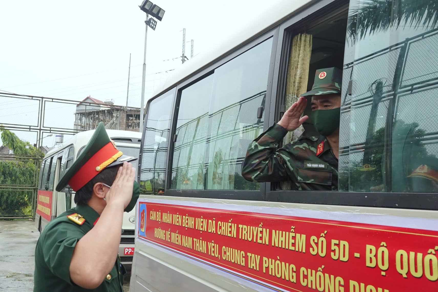 Hàng trăm bác sĩ Quân y vào TP.HCM giúp F0 điều trị tại nhà