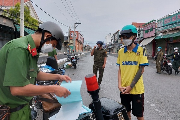 Lập rào chắn, tăng cường lực lượng siết chặt ‘vùng đỏ’ ở Bình Dương