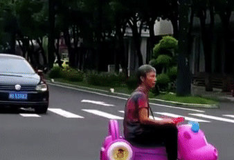 Cảnh sát chặn bà cụ lái ô tô đồ chơi ra đường đông đúc