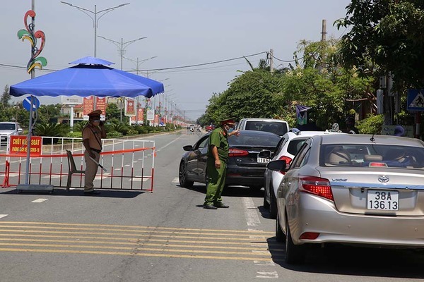 Đình chỉ công tác phó chủ tịch xã ký xác nhận cho người về từ vùng dịch