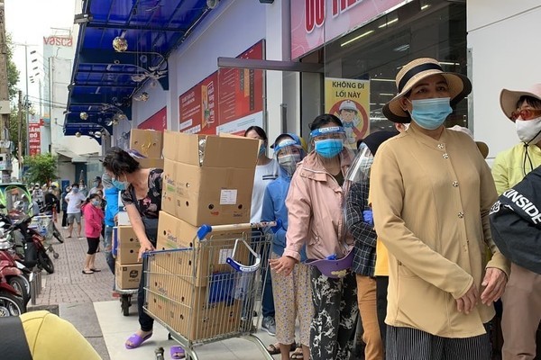 Người dân TP.HCM xếp hàng ở nhiều điểm đợi mua lương thực