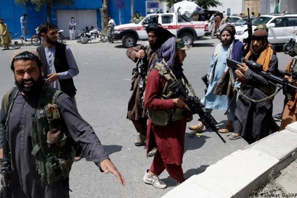 Taliban dùng bạo lực ở sân bay Kabul, Mỹ cam kết sơ tán người mắc kẹt