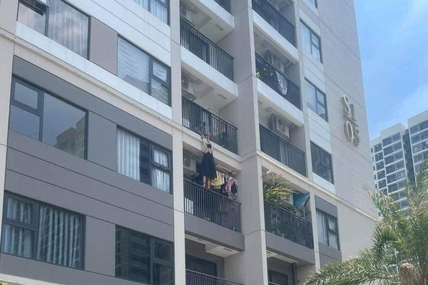 Giận chồng, vợ treo mình ngoài ban công chung cư ở Hà Nội
