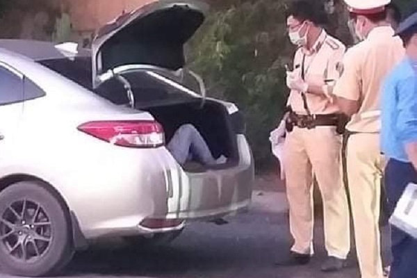 Hà Nội: Phát hiện tài xế giấu người trong cốp ô tô nhằm qua chốt kiểm dịch