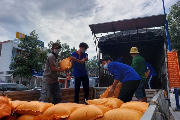 Người dân trong vùng ‘khóa’ ở Bình Dương được cấp miễn phí thực phẩm