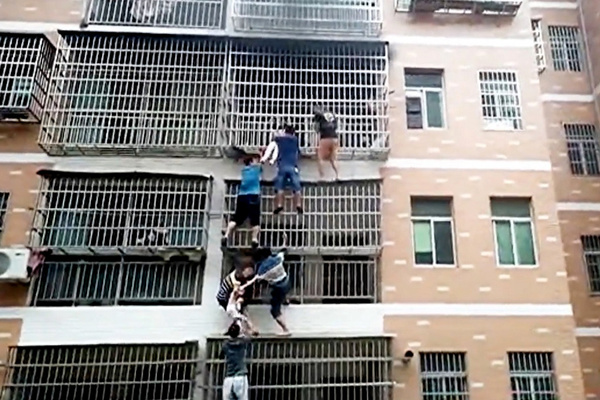 Cư dân tạo 'thang' cứu 2 bé gái thoát căn hộ tầng 3 đang bốc cháy