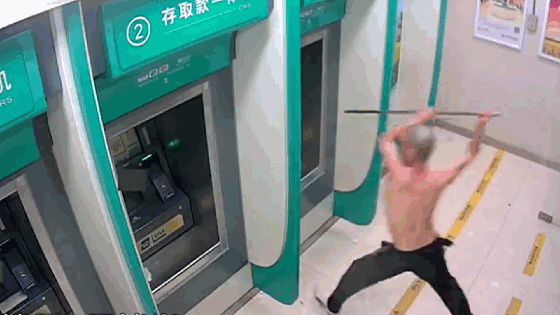 Người đàn ông đập nát hàng loạt cây ATM vì lý do lãng xẹt