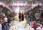 Cô dâu, chú rể Trung Quốc đi chống dịch, cha mẹ thay mặt làm đám cưới