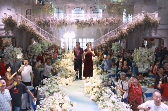 Cô dâu, chú rể Trung Quốc đi chống dịch, cha mẹ thay mặt làm đám cưới