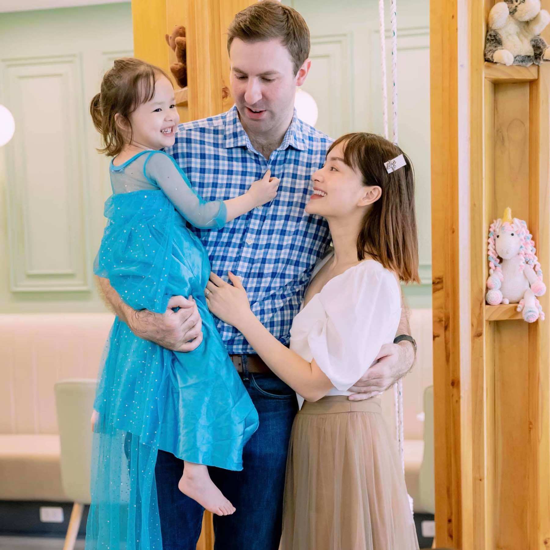 Con gái 3 tuổi xinh tươi của Lan Phương và chồng Tây cao hơn 2m