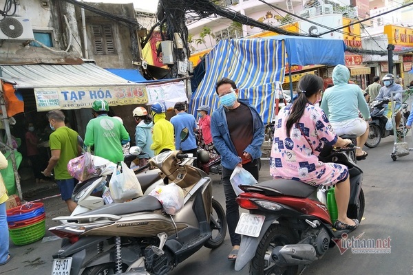 Dân vẫn đổ đi chợ, giao phường xã tổ chức cung ứng đủ nhu cầu