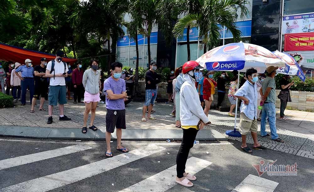 Siêu thị ở TP.HCM nơi vắng vẻ, nơi xếp hàng dài trước ngày siết chặt giãn cách