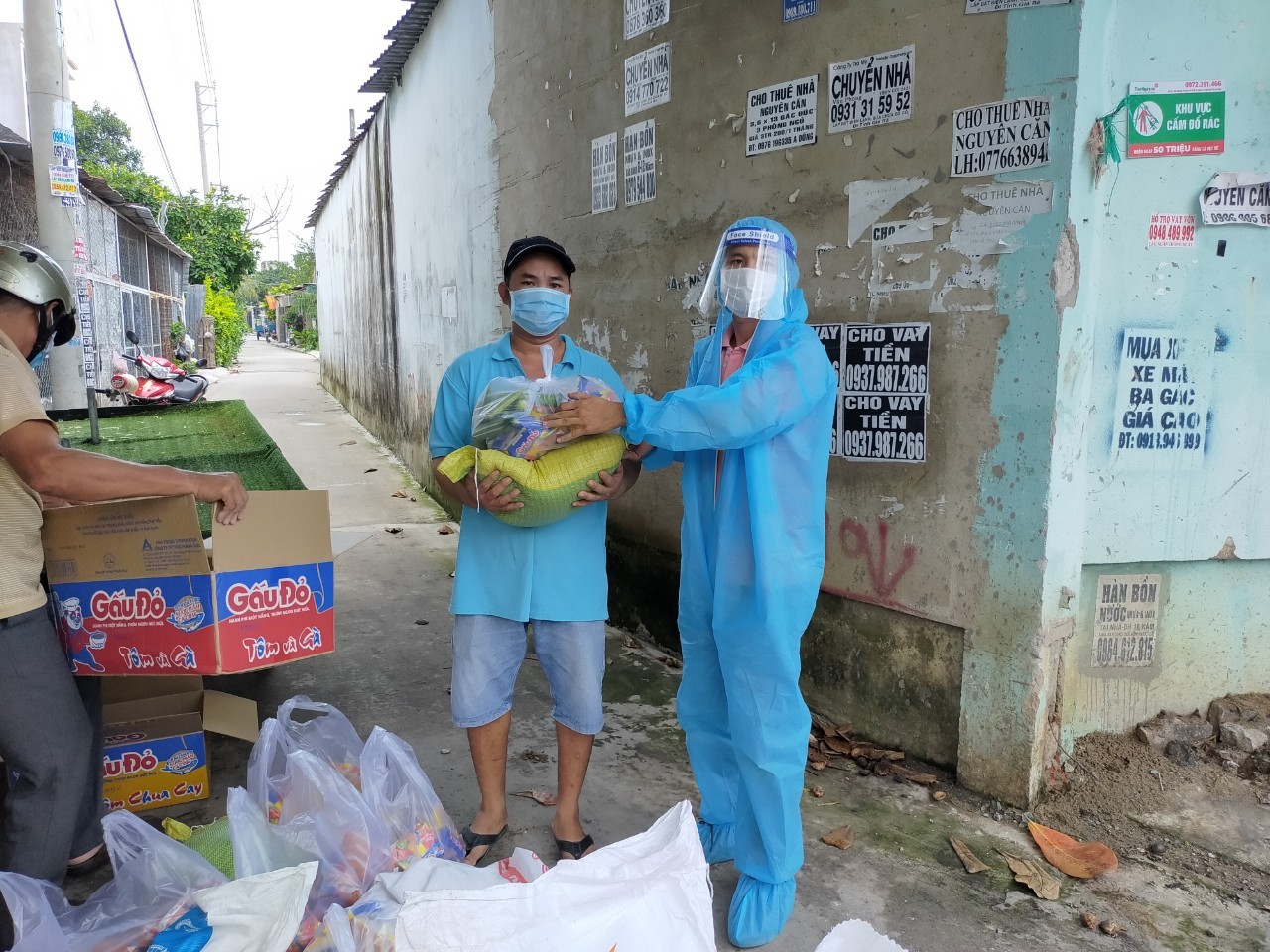 Chàng trai Sài Gòn 2 tháng miệt mài 'tiếp tế' rau củ cho đàn khỉ 1.500 con