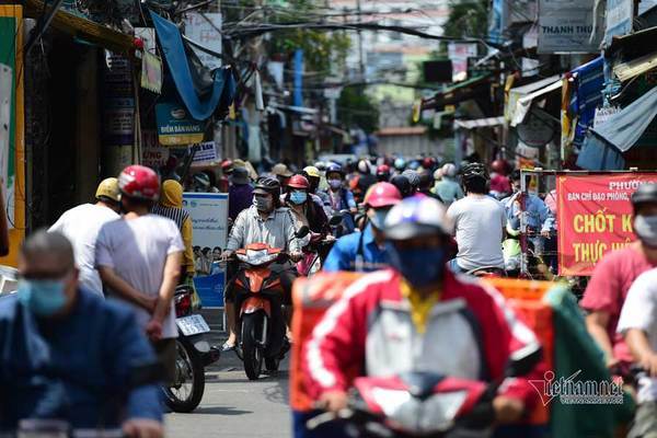 Chỉ thị khẩn của TP.HCM: Người dân không ra khỏi nhà