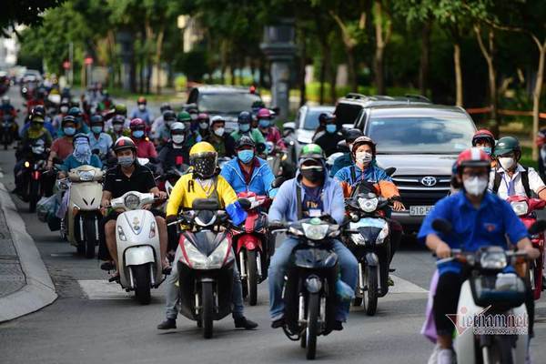 Đường phố TP.HCM trước giờ siết chặt 'ai ở đâu ở yên đó'