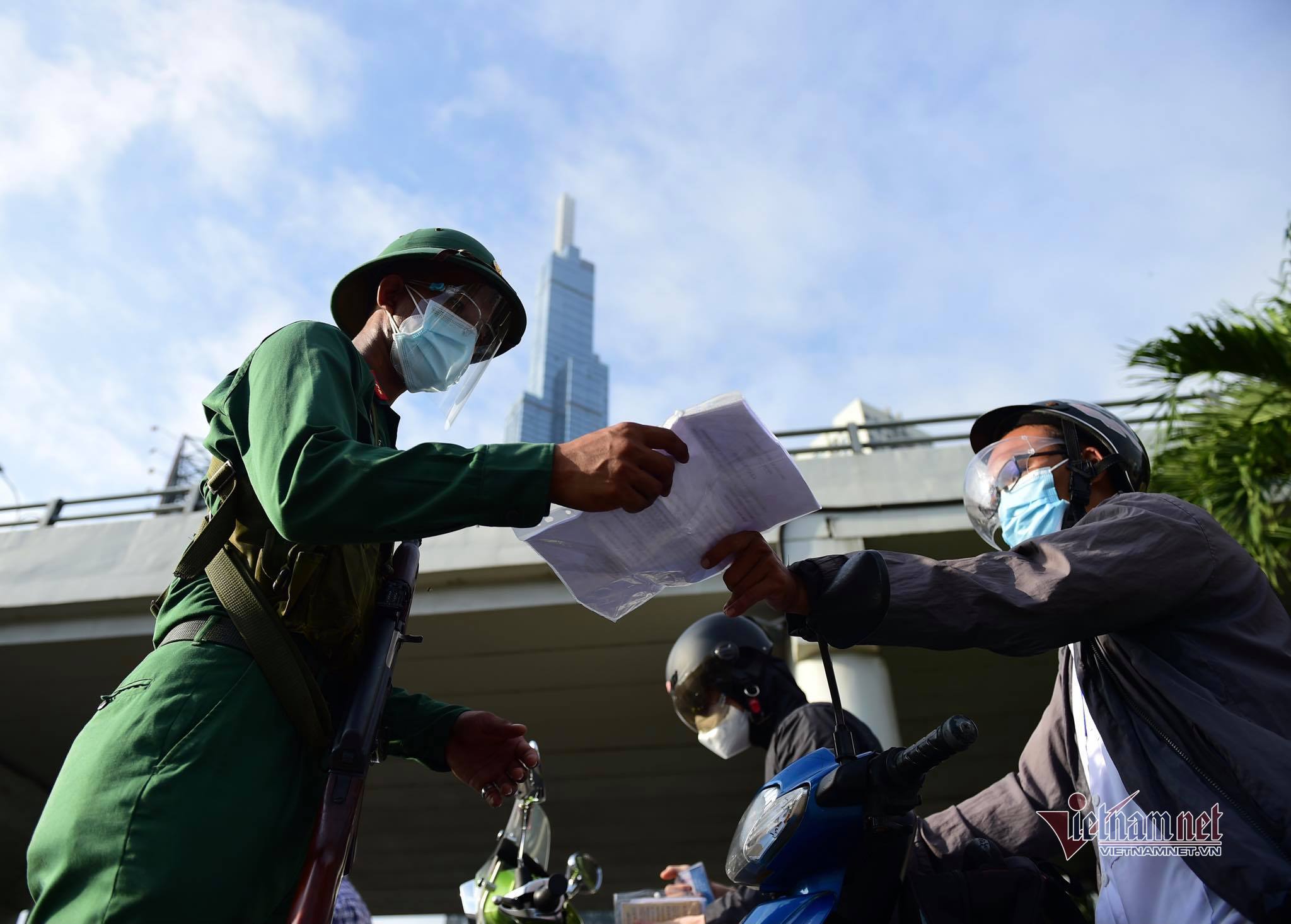 Hình ảnh TP.HCM ngày đầu tiên áp dụng giãn cách mức cao nhất