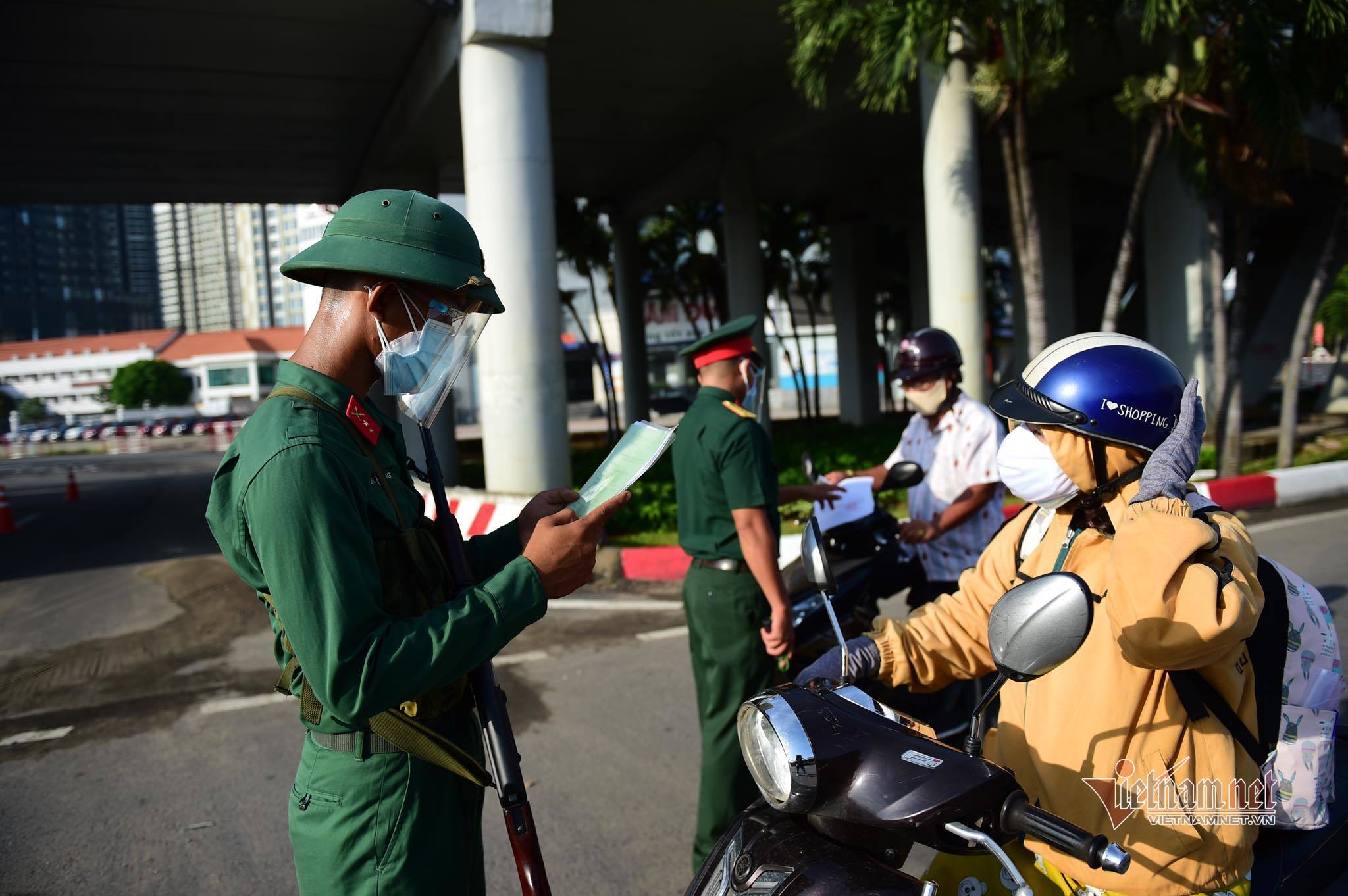 Hình ảnh TP.HCM ngày đầu tiên áp dụng giãn cách mức cao nhất