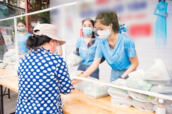 Lona Kiều Loan hát 'Nổi lửa lên em' cổ vũ chống dịch ở The Heroes