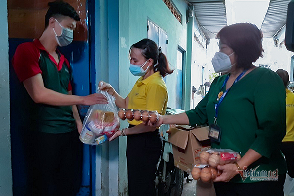 Người dân thất nghiệp xúc động nhận hỗ trợ lương thực, thực phẩm