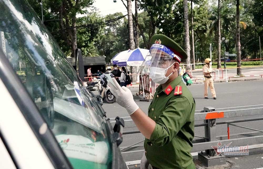 Hình ảnh TP.HCM ngày đầu tiên áp dụng giãn cách mức cao nhất