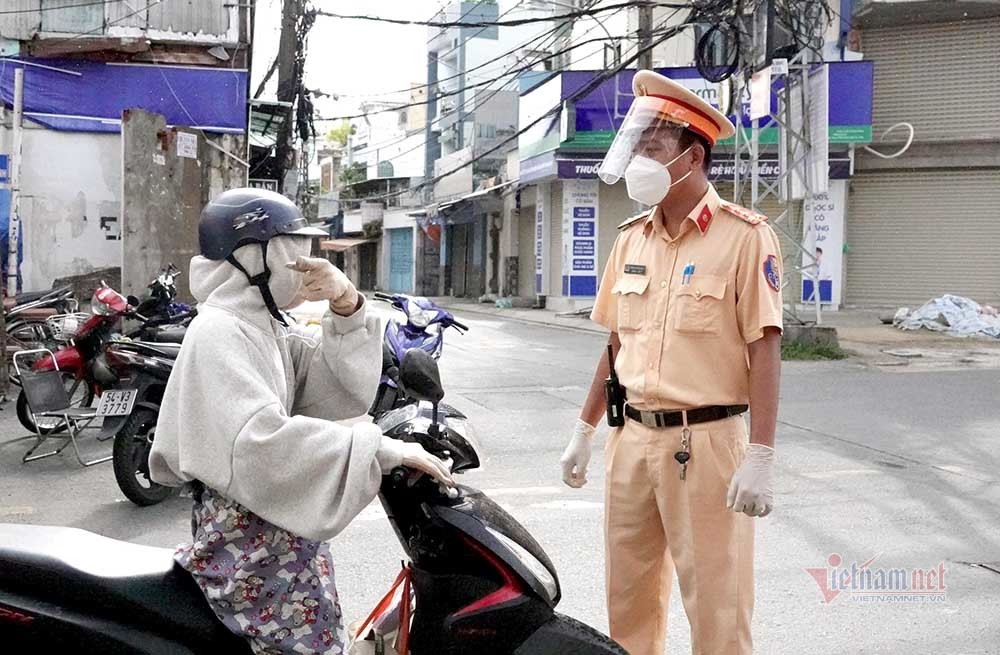 Hình ảnh TP.HCM ngày đầu tiên áp dụng giãn cách mức cao nhất