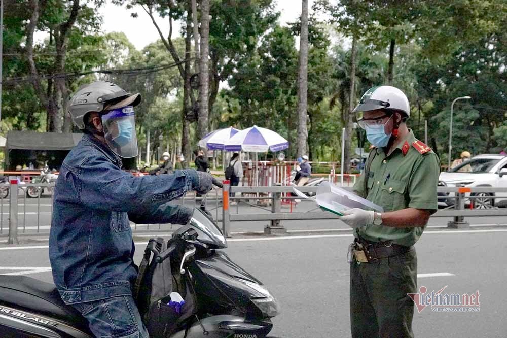 Hình ảnh TP.HCM ngày đầu tiên áp dụng giãn cách mức cao nhất