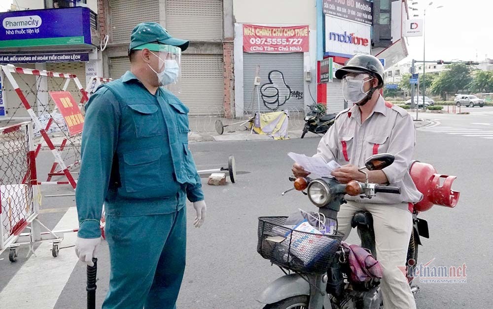 Hình ảnh TP.HCM ngày đầu tiên áp dụng giãn cách mức cao nhất