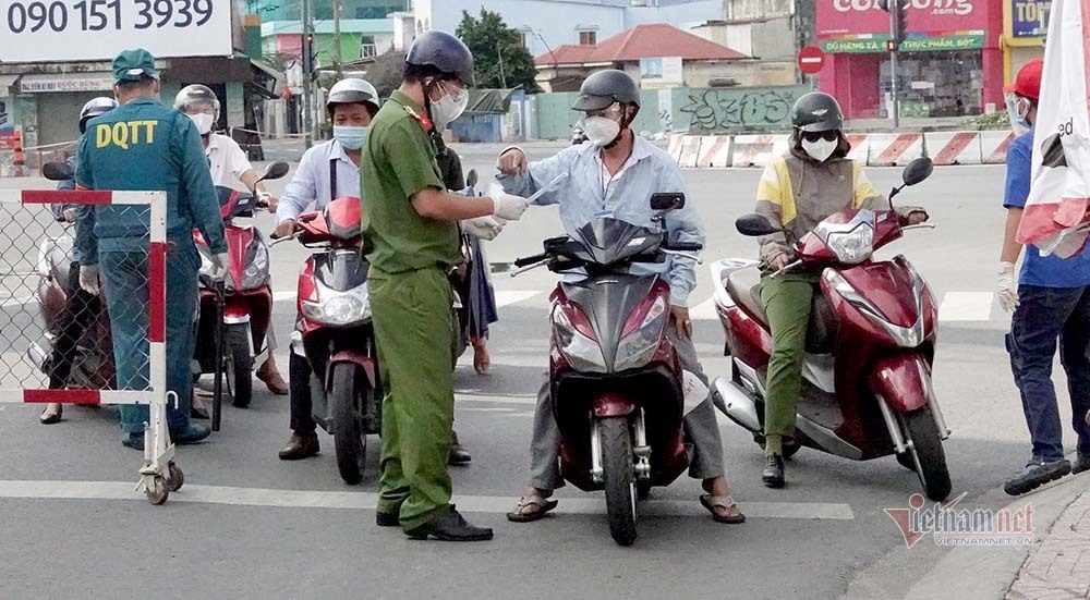 Hình ảnh TP.HCM ngày đầu tiên áp dụng giãn cách mức cao nhất