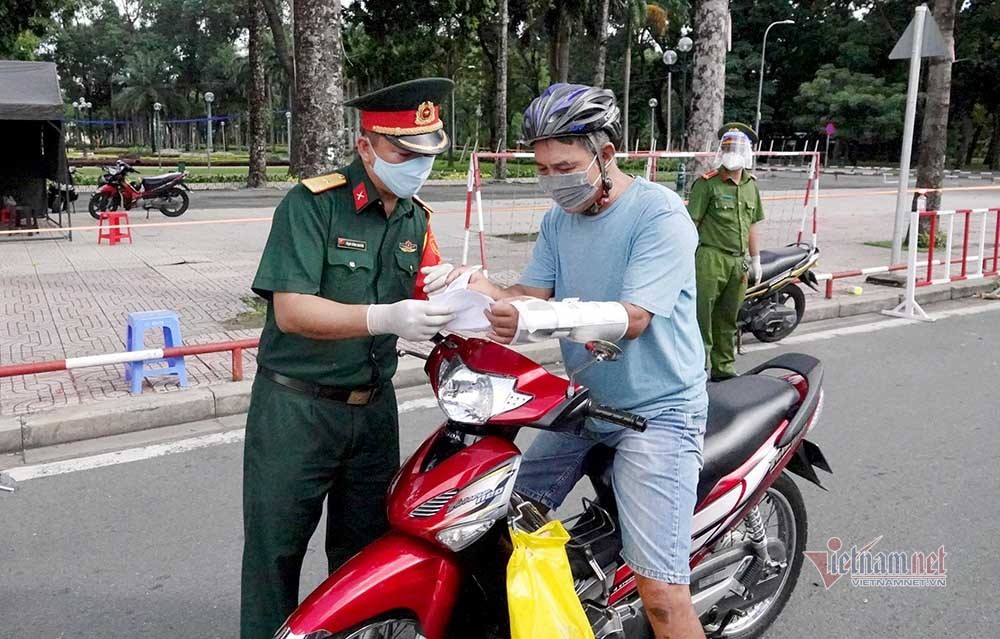 Hình ảnh TP.HCM ngày đầu tiên áp dụng giãn cách mức cao nhất