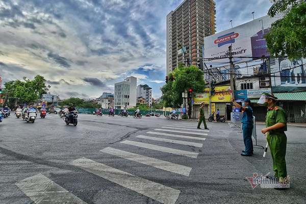 Hình ảnh đường phố Hà Nội ngày siết chặt 
