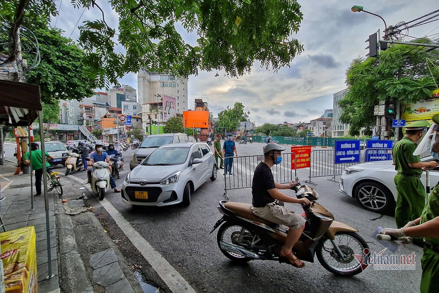 Hình ảnh đường phố Hà Nội ngày siết chặt 'ai ở đâu ở yên đó'