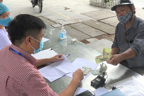 Muôn vàn lý do ‘lạ’ để ra đường ngày Hà Nội giãn cách