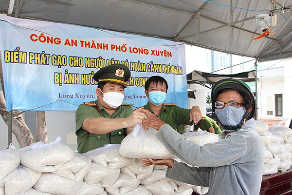 Trao trăm tấn gạo và cá, ai không được nhận thì nhắn tin cho GĐ Công an