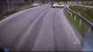 Ford Escape drift trên đường đèo, suýt 'chạm mặt' xe tải