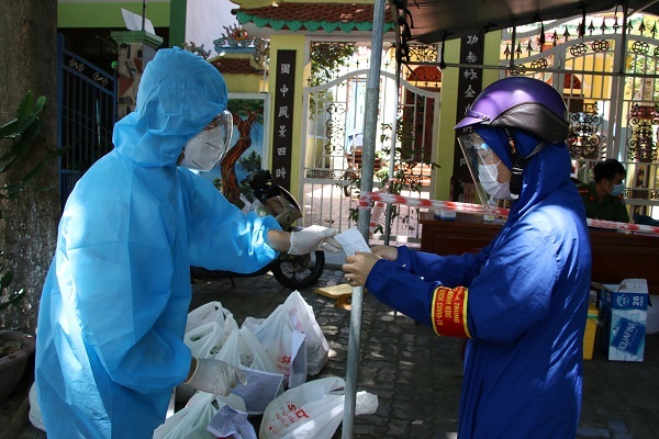 Shipper ở Đà Nẵng mặc đồ bảo hộ đi giao thực phẩm cho người dân
