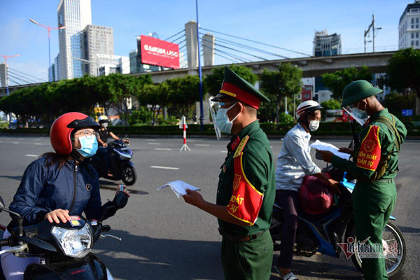 Hình ảnh bộ đội mang lương thực hỗ trợ dân, rất ý nghĩa