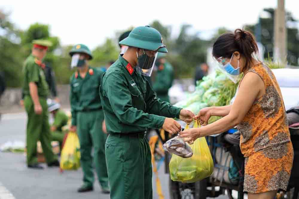 Hình ảnh bộ đội mang lương thực hỗ trợ dân, rất ý nghĩa