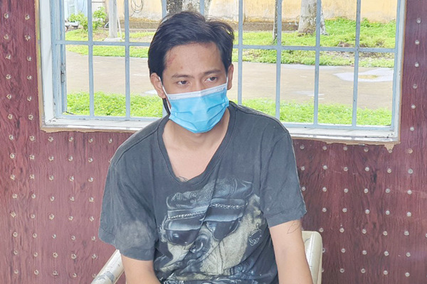 Bị phát hiện leo rào vào khu phong tỏa thăm bạn gái, thanh niên chém công an