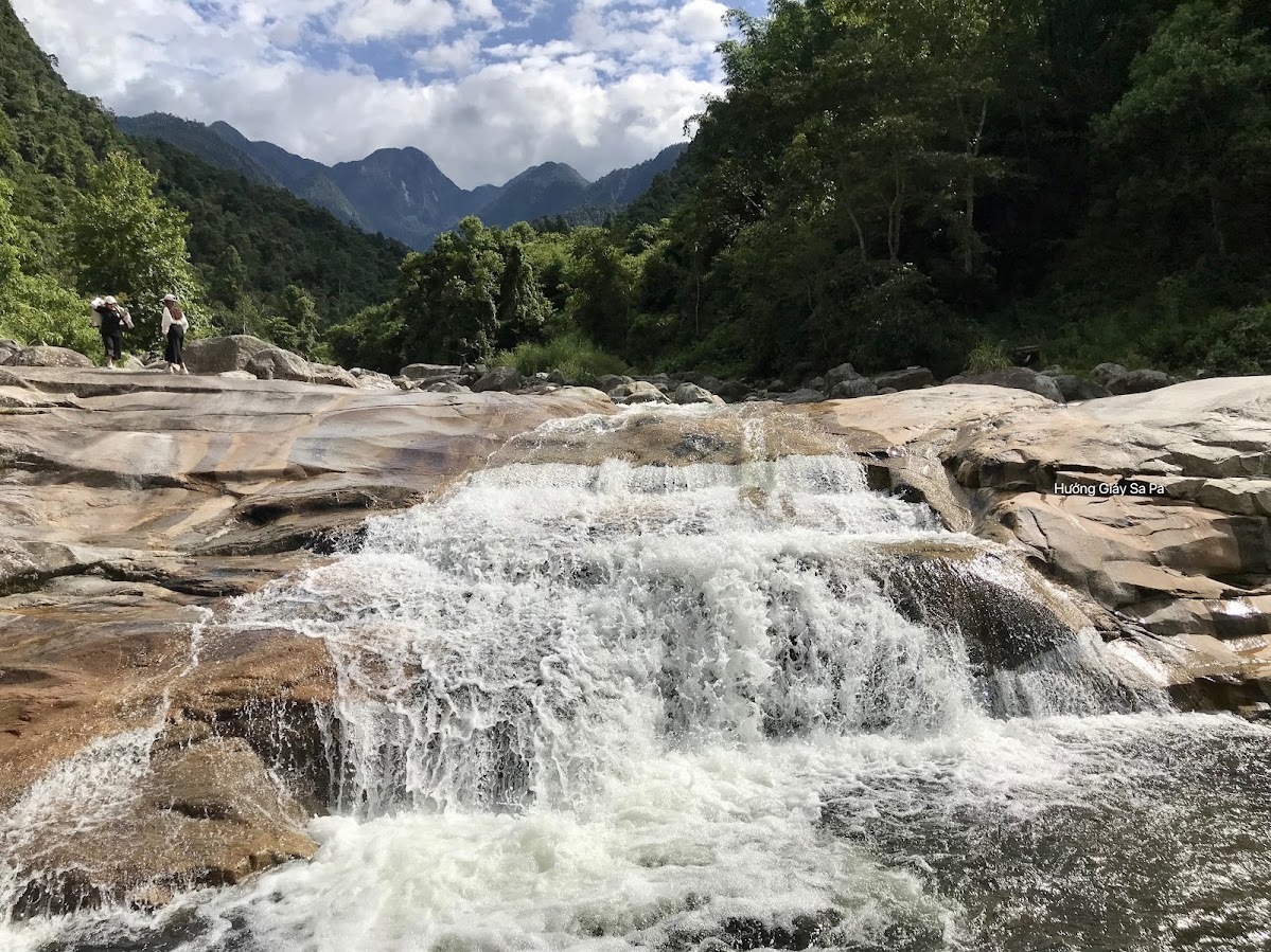 Cô gái băng rừng, lội suối, đón hàng trăm khách 'đến' Sa Pa giữa đại dịch