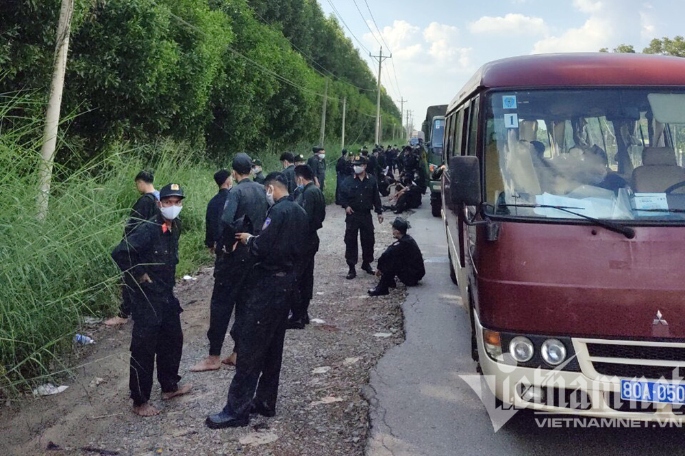 Cảnh sát cơ động ăn cơm hộp trên đường hành quân thần tốc đi chống dịch
