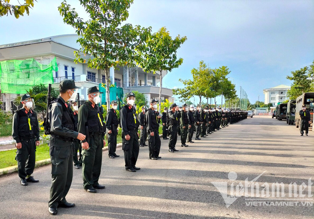 Cảnh sát cơ động ăn cơm hộp trên đường hành quân thần tốc đi chống dịch