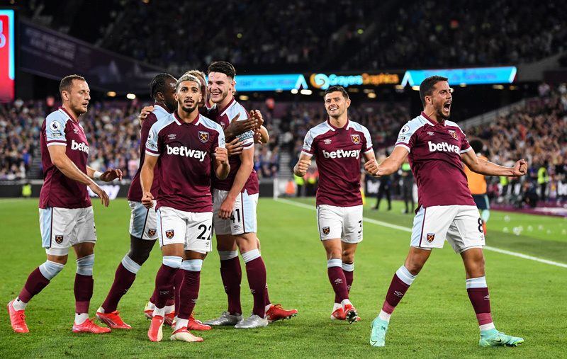 West Ham leo lên đầu bảng khi vùi dập Leicester