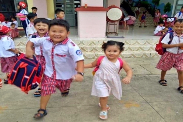 Xúc động bức thư bé trai gửi bố mẹ đang xa nhà để đi chống dịch