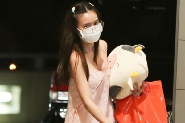 Lan Ngọc mặc đồ ngủ ra sân bay có gì sai?