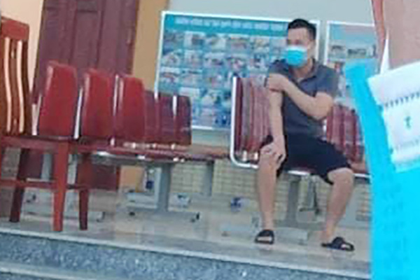 Chủ tịch xã Diễn Hồng ở Nghệ An nói gì khi ưu ái cho vợ con tiêm vắc xin