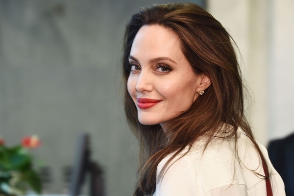 Quá khứ nổi loạn, có 3 đời chồng, 6 con của Angelina Jolie