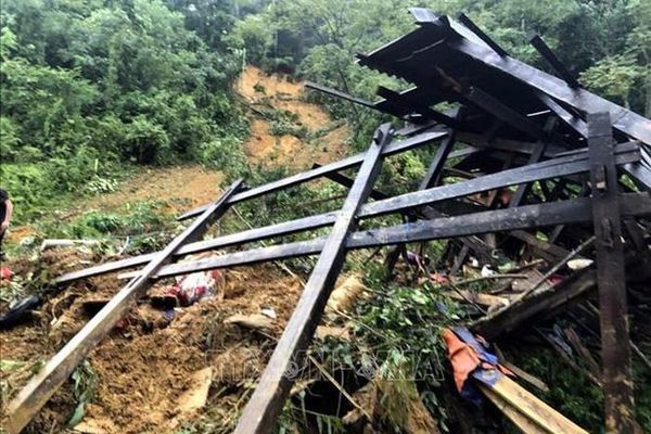 Sạt lở đất ở Tuyên Quang, 3 cháu nhỏ bị vùi lấp